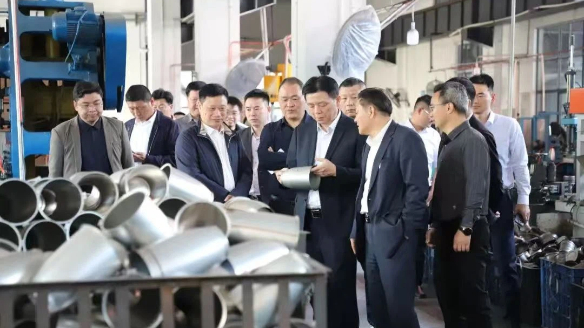 娄底市政协主席梁立坚调研优发国际钛产业
